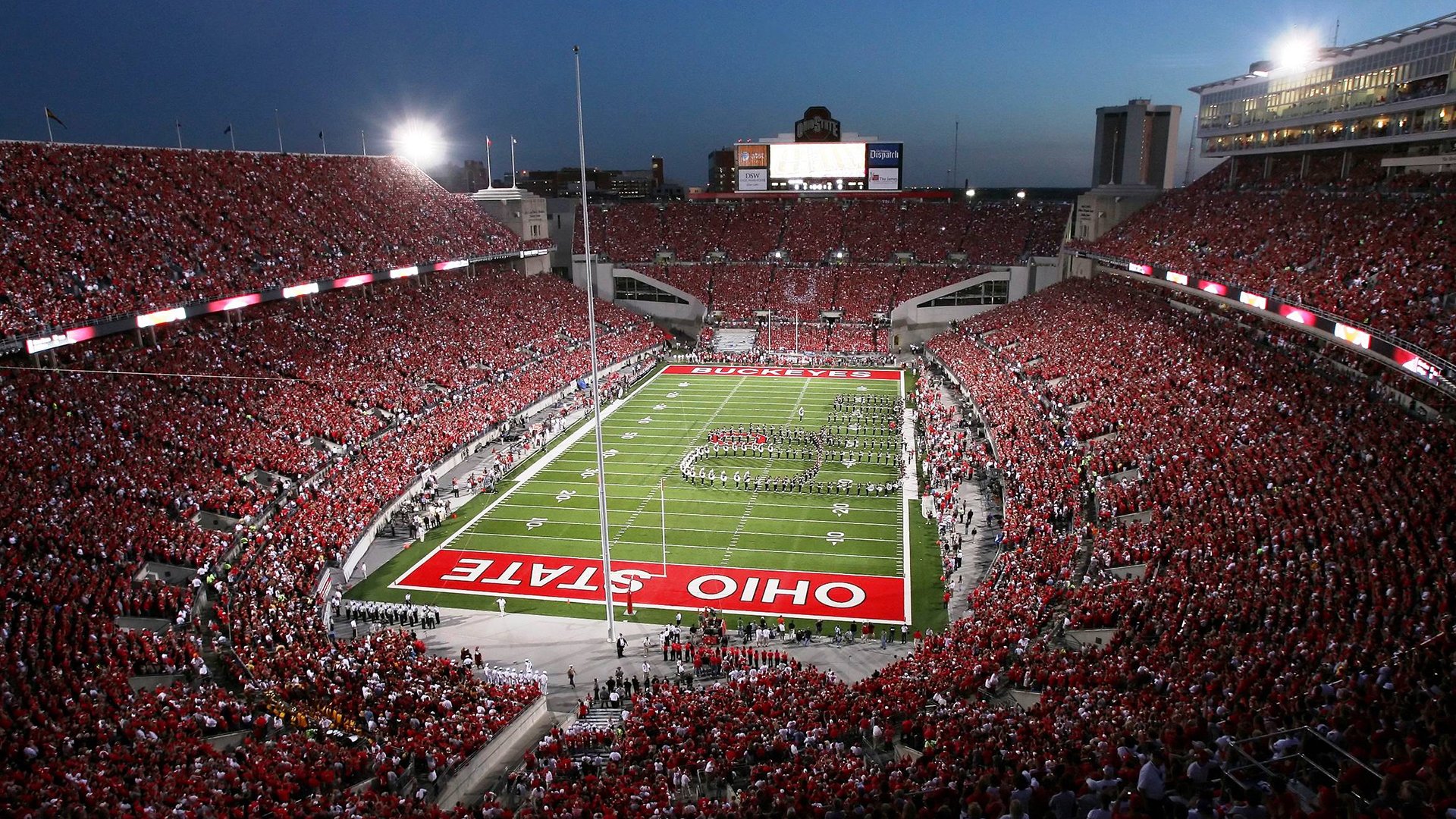 城市夜间慢跑活动，灯火亮丽中的运动时光，城市夜跑注意事项